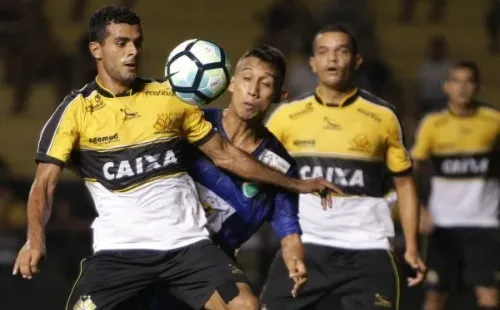 Foto: (Guilherme Hahn/AGIF) – Contratação recente do Santa Cruz, João Henrique já teve passagem pelo Criciúma-SC