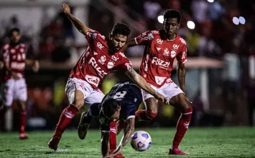 Foto: Heber Gomes/AGIF -Alesson jogador do Vila Nova-GO disputa lance com Marlon jogador do Remo