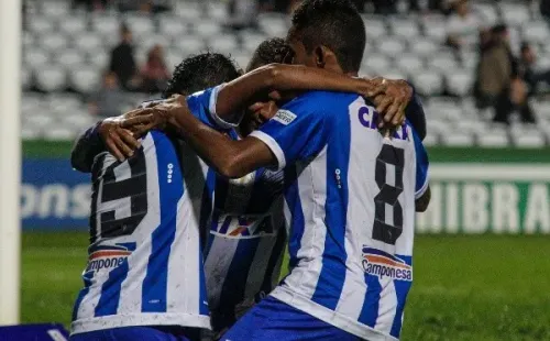Foto: Gabriel Machado/AGIF – Didira jogador do CSA comemora seu gol com jogadores do seu time durante partida contra o Coritiba