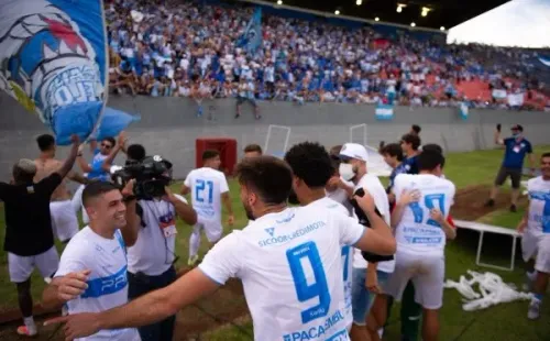 Foto: Marcos Zanutto/AGIF -Jogadores do Londrina comemoram vitória ao final da partida contra o Vasco
