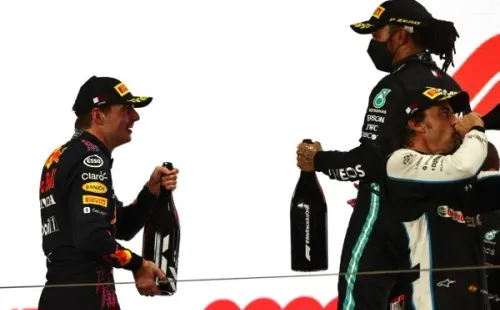 Max Verstappen e Lewis Hamilton no pódio. Foto: Getty Images