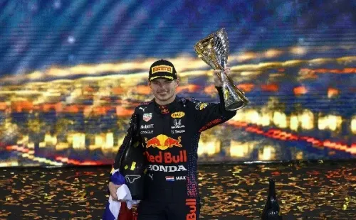 Clive Rose/Getty Images – Verstappen venceu a corrida e foi campeão mundial de pilotos