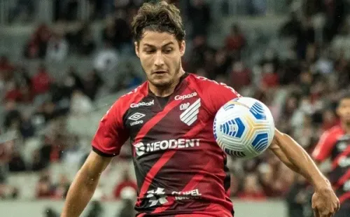 Foto:Robson Mafra/AGIF – Atualmente Marcinho é titular na LD do Athletico, mas pode ganhar concorrência de peruano de 21 anos