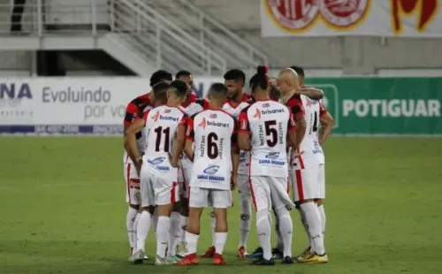 Foto: Guilherme Drovas/AGIF -Jogadores do Campinense se reúnem antes na partida contra América-RN
