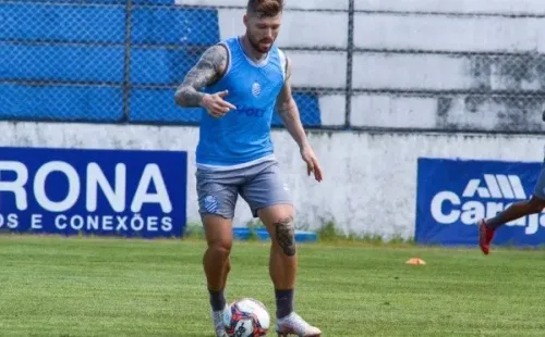 Augusto Oliveira/Ascom CSA – Yann em ação durante treino do CSA