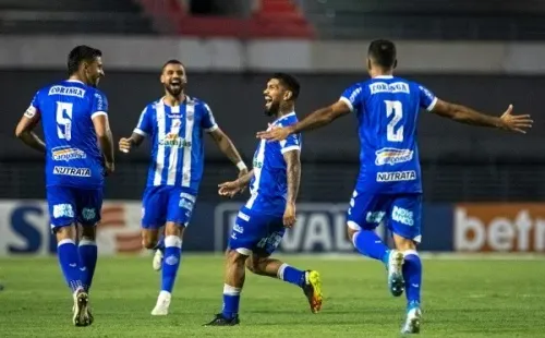 Foto: Celio Junior/AGIF – Yuri jogador do CSA comemora seu gol com jogadores do seu time durante partida contra o Brusque