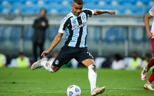 Foto:Pedro H. Tesch/AGIF – Mesmo com contrato até 2023, Alisson dificilmente permanecerá no Grêmio. Atacante foi oferecido ao Santos