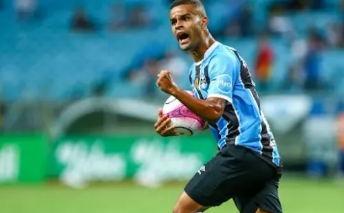 Foto: Lucas Uebel/Grêmio – Alisson entrou no radar do Fluminense após atacante não ficar no Grêmio para a Série B
