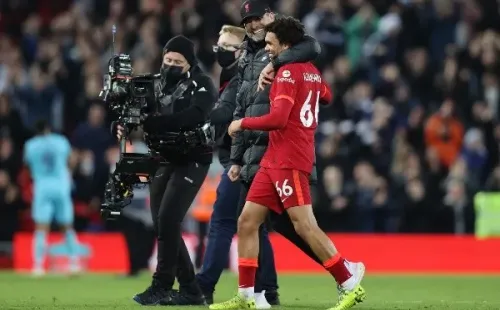 Clive Brunskill/Getty Images – Alexander-Arnold marcou o terceiro gol do Liverpool na vitória por 3 a 1 sobre o Newcastle