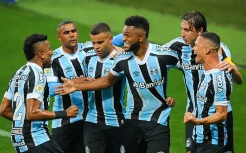 Borja comemorando gol com jogadores do Grêmio (Foto: Pedro H. Tesch/AGIF)