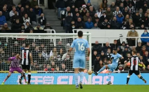 Foto: Stu Forster/Getty Images – Mahrez acertou um belo chute de canhota no terceiro gol do Manchester City