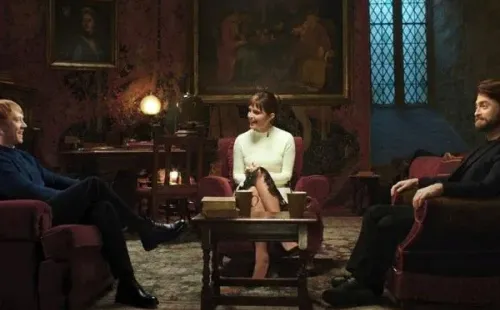 O momento mais esperado pelos fãs é o encontro entre o trio protagonista, Harry Potter (Daniel Radcliffe), Hermione (Emma Watson) e Rony Wesley (Rupert Grint) – Imagem: Reprodução