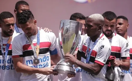 Foto: Ettore Chiereguini/AGIF -Jogadores do Botafogo-SP lamentam derrota ao final da partida contra o São Bernardo