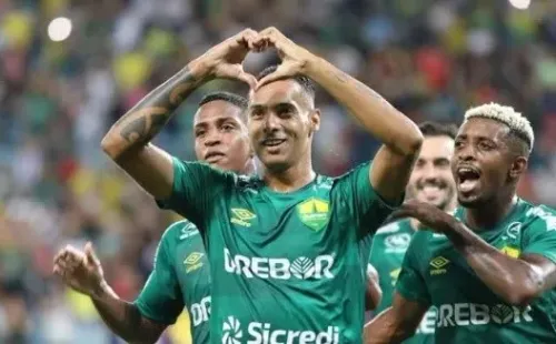 Élton comemorando gol com a camisa do Cuiabá (Foto: AssCom Dourado)