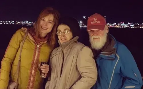 Foto: Reprodução/Instagram – Alicia Witt e pais, Diane e Robert