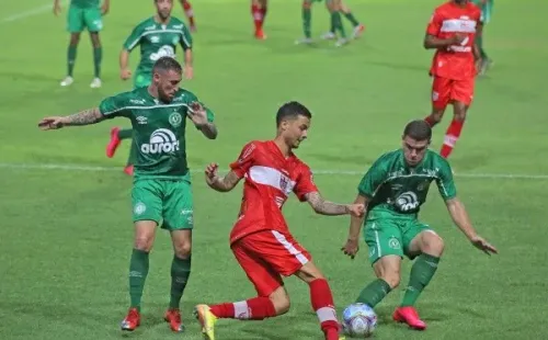 Foto: (Itawi Albuquerque/AGIF) – Reginaldo, que está prestes a fechar com a Chapecoense, durante partida da Série 2020, com a camisa do CRB