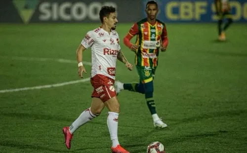 Foto: (Heber Gomes/AGIF) – Arthur Rezende foi um dos ‘garçons’ do Vila Nova durante a disputa da Série B 2021