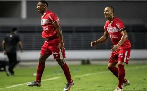 Foto: (Celio Junior/AGIF) – Celsinho, à direita, também não continuará no CRB para a temporada 2022