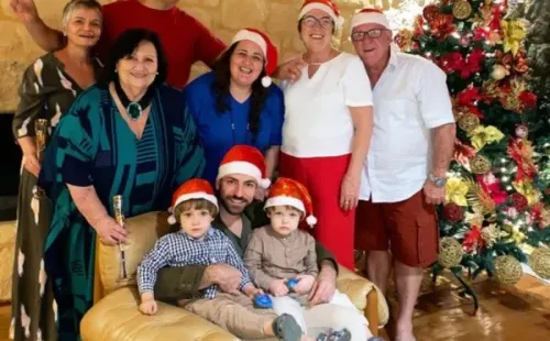 Thales Bretas ao lado da família em primeiro Natal sem Paulo Gustavo – Foto: Reprodução/Instagram