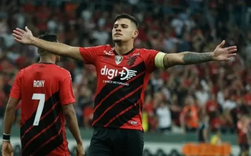 Foto: Gabriel Machado/AGIF – Bruno Guimarães se destacou muito no Athletico-PR; foram quatro títulos em duas temporadas pelo Furacão