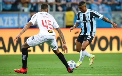 Pedro H. Tesch/AGIF – Douglas Costa em ação pelo Grêmio