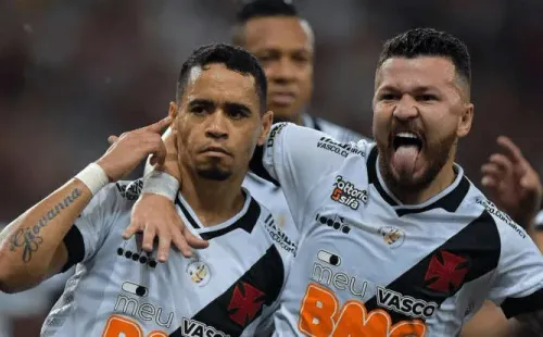 Yago Pikachu e Rossi comemorando gol do Vasco (Foto: Thiago Ribeiro/AGIF)