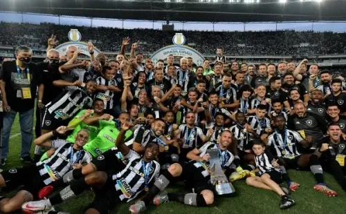 Foto: Thiago Ribeiro/AGIF | O Botafogo poderá investir na contratação jogadores e ter uma equipe mais competitiva