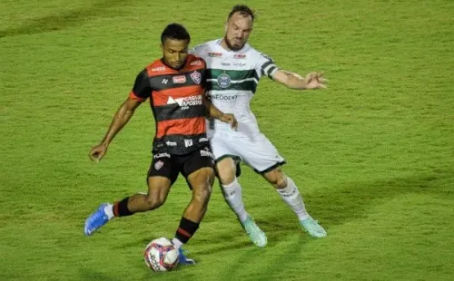Foto: (Jhony Pinho/AGIF) – De volta ao CSA, Cedric disputou a última Série B pelo Vitória