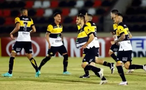 Thiago Calil/AGIF/ Criciúma comemorando gol na Série C. 