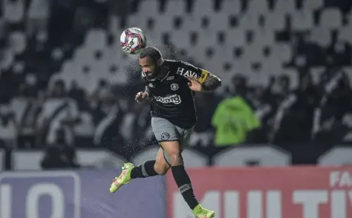 Thiago Ribeiro/AGIF – O zagueiro e capitão do Vasco esboçou o desejo de sair da equipe carioca em dezembro de 2021