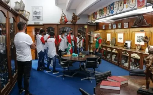 Jogadores da Portuguesa visitando o museu do clube (Foto: Portuguesa)