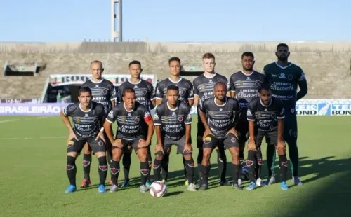 Foto: (Guilherme Drovas/AGIF) – Daniel Felipe, agachado na ponta direita, defendeu as cores do Botafogo-PB em 2021