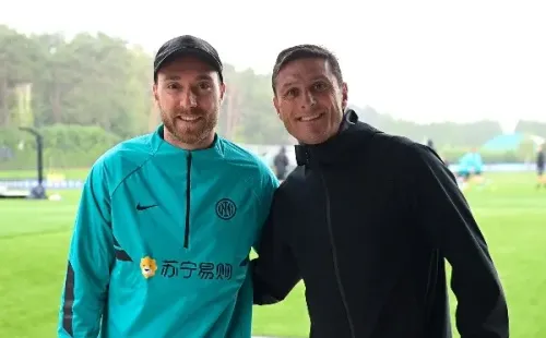 Mattia Ozbot/Inter/ Getty images – Christian Eriksen e Javier Zanetti, vice presidente da Inter de Milão