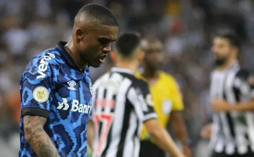 Foto: Fernando Moreno/AGIF – Douglas Costa em ação pelo Grêmio