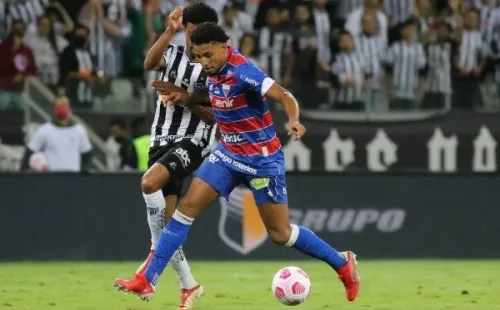 Foto: (Fernando Moreno/AGIF) – Éderson continuará sendo jogador do Fortaleza em 2022