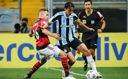 Foto: Pedro H. Tesch/AGIF – Piris da Motta quase não entrou em campo pelo Flamengo em 2021; volante deve deixar o clube nesta janela de transferência