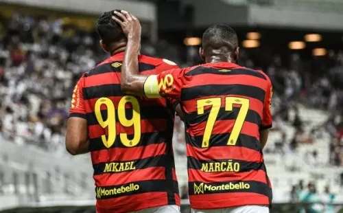 Marcão ao lado de Mikael comemorando gol no Sport (Foto: Kely Pereira/AGIF)