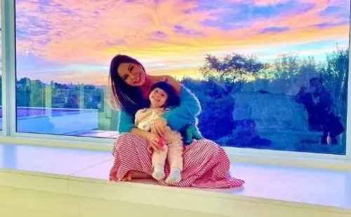 Reprodução/Instagram – Mayra Cardi posta foto com sua filha.