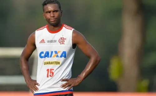 Foto: Pedro Martins/AGIF – Luiz Antônio em ação pelo Flamengo
