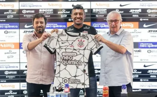 Foto: (@Corinthians/Rodrigo Coca/Ag. Corinthians/Divulgação) – Paulinho, ao lado de Duílio Monteiro Alves e Roberto de Andrade