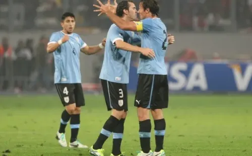 Raul Sifuentes/ Getty Images – Diego Lugano e Godín foram companheiros de seleção uruguaia por mais de oito anos
