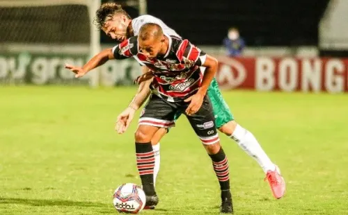 Foto: Rafael Vieira/AGIF – Anderson Paraíba quando atuava em disputa com jogador doSanta Cruz