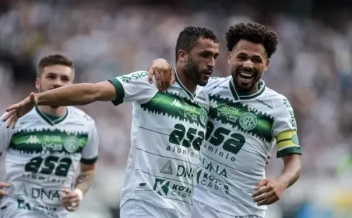 Foto: Thiago Ribeiro/AGIF -Ronaldo Alves jogador do Guarani comemora seu gol com Bruno Silva