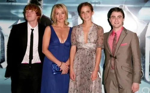 Foto: Divulgação – Trio de Harry Potter com a escritora em premiere do filme
