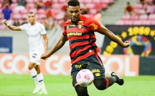 Foto: (Rafael Vieira/AGIF) – Em 2021, Sabino disputou 37 partidas pelo Sport, terminando o ano como um dos pilares defensivos