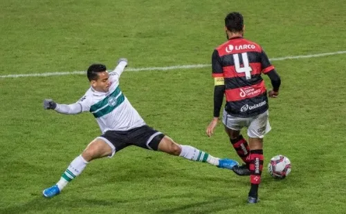 Foto: Robson Mafra/AGIF – Ex-Vitória, Wallace é um dos reforços para o Brusque na temporada