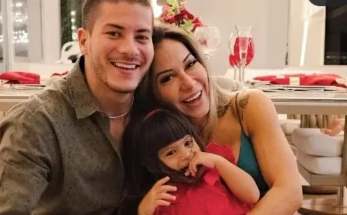 Reprodução/Instagram – Arthur Aguiar posa com sua esposa e filho.