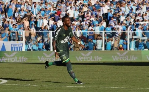 Foto: (Cristiano Andujar/AGIF) – Luiz Antônio comemora seu gol pela Chapecoense contra o Avaí, na final do Campeonato Catarinense de 2017