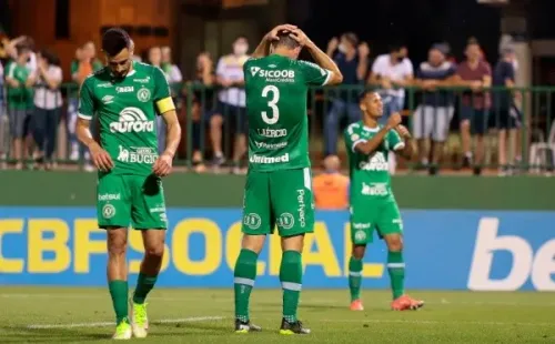 Foto: (Dinho Zanotto/AGIF) – A Chapecoense terminou o Campeonato Brasileiro 2021 sem vencer em casa