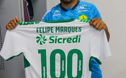 Felipe Marques completou 100 jogos com a camisa do Cuiabá     (Foto: AssCom Dourado)